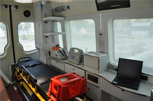 达日县救护车内部
